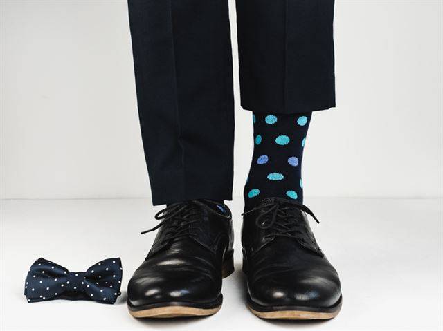 검은 정장 등 무채색의 단정한 옷차림에 화려한 패턴의 양말을 매치하면 활기를 줄 수 있다. 게티이미지뱅크