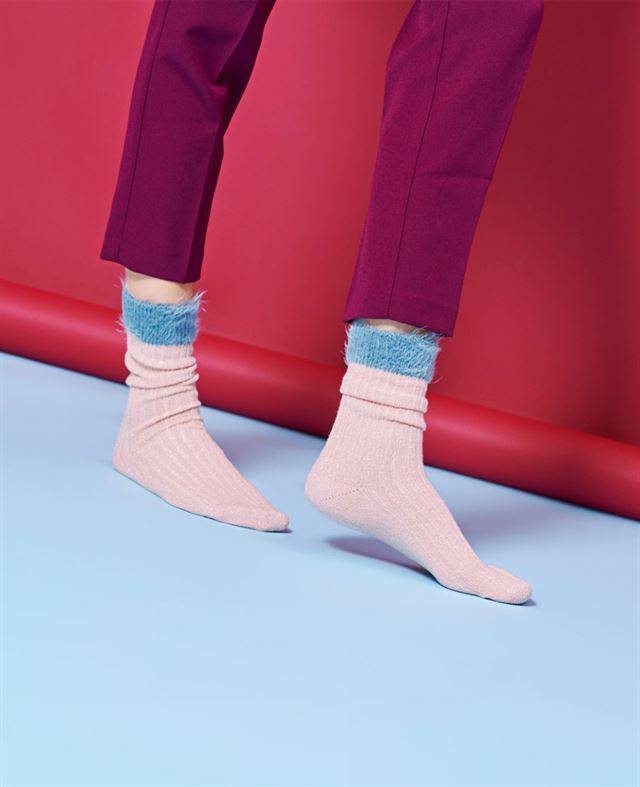 초보자는 단색의 양말부터 매치해보되 입은 옷과 비슷한 계열의 색상을 선택하면 실패 확률이 낮다. 맨플로어 제공