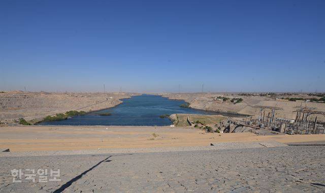1971년 완공된 아스완 하이댐의 하류쪽 전경. 이 댐은 높이 111m, 길이가 3.6㎞에 이른다.