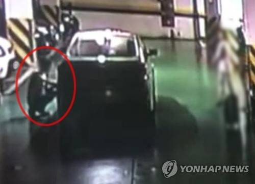 반납된 차량에 흠집을 내는 모습 [전북경찰청 제공]