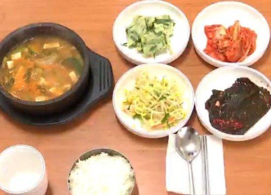 평범한 한 끼의 점심식사. 이 정도만 해도 하루 권장 나트륨 섭취량을 훌쩍 넘습니다. [사진=유튜브 화면캡처]