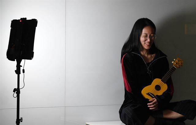 다큐멘터리 ‘어른이 되면’에는 감독 장혜영씨와 동생 혜정씨의 노래 공연이 나온다. 두 사람이 부르는 ‘무사히 할머니가 될 수 있을까’는 장 감독이 만든 곡이다. 노래를 청했더니, 우쿨렐레를 켜며 부른 뒤 쑥스럽게 웃었다. 서재훈 기자