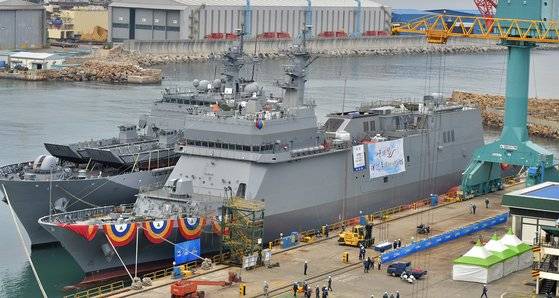 해군의 첫 훈련함인 '한산도함(ATH-81)'이 16일 울산 현대중공업 부두에 정박해있다. 왼쪽은 현대중공업에서 건조하고 있는 신형상륙함 '노적봉함'. [연합뉴스]