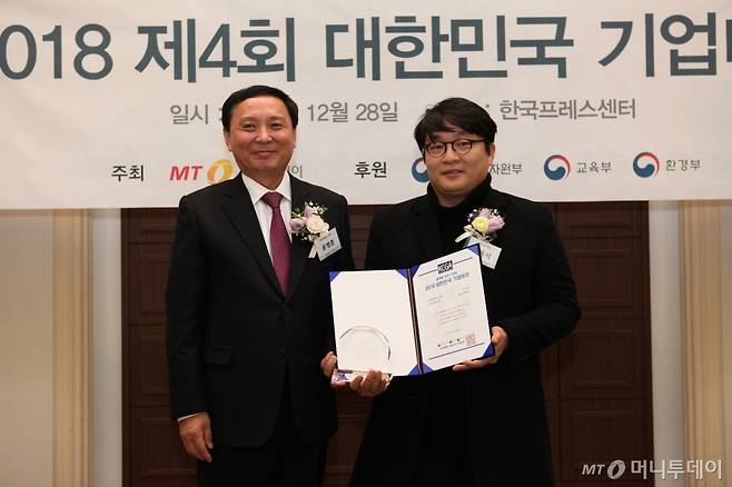 류동석 이니션 대표(사진 오른쪽)가 '디자인혁신대상'을 수상하고 윤병훈 머니투데이 전무와 기념 촬영을 하고 있다/사진=중기협력팀 오지훈 기자