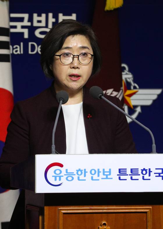 28일 오후 서울 용산구 국방부에서 최현수 국방부 대변인이 일본의 초계기 동영상 공개에 대한 국방부 입장을 발표하고 있다. / 사진 = 뉴스1
