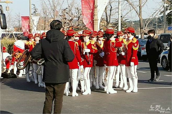 북한 응원단이 지난 2월 13일 강릉 오죽헌에서 공연을 위해 준비하고 있다. (사진=유선희 기자)