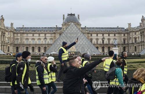 프랑스 파리 중심가의 노란 조끼 집회 참가자들 [AP=연합뉴스]