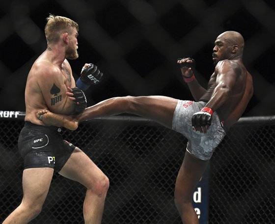 존 존스(오른쪽)가 알렉산더 구스타프손에게 왼발 킥을 날리고 있다. 존스는 다양한 공격 옵션으로 구스타프손을 압박했다. [AP=연합뉴스]