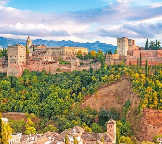 드라마 ‘알함브라의 궁전’의 배경이 된 스페인 그라나다의 알람브라 궁전(큰 사진)과 주연 배우 박신혜, 현빈.