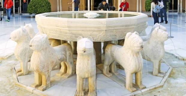 사자의 중정에는 12마리의 사자가 받치고 있는 커다란 원형 분수가 볼거리다.