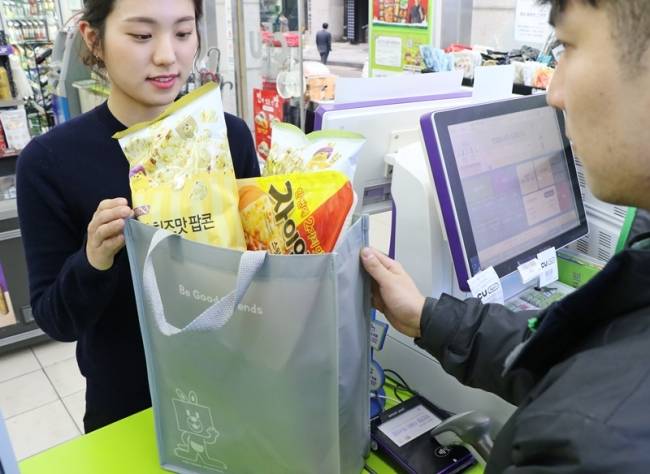 대형마트에 이어 편의점에서도 장바구니 대여 서비스를 도입하고 재사용종량제봉투를 판매하는 등 비닐봉투 활용을 줄이고 있다. 사진은 편의점 CU의 장바구니 대여 서비스 모습.[제공=CU]