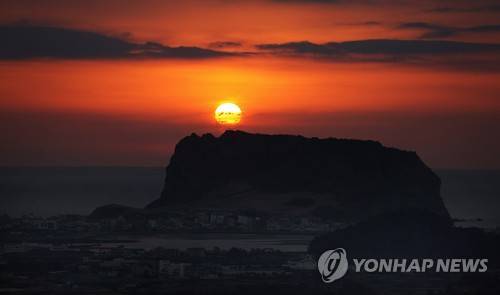 성산일출봉 해돋이 (제주=연합뉴스) 며칠 앞으로 다가온 2019년 새해, 제주 성산일출봉은 전국에서도 유명한 새해 해맞이 명소다. 사진은 2011년 1월 제주 성산일출봉에서 해가 뜨는 모습. [송인혁씨 제공]