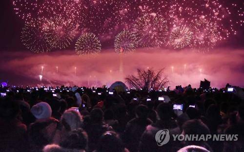 평양 하늘에 퍼지는 새해 불꽃 (평양 조선신보=연합뉴스) 지난해 1일 0시(한국시간 0시 30분) 북한 평양에서 새해맞이 불꽃놀이가 열리고 있다. 2018.1.15  [국내에서만 사용가능. 재배포 금지. For Use Only in the Republic of Korea. No Redistribution]      photo@yna.co.kr