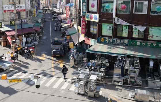 서울 중구 황학동 중고 주방기구 거리의 28일 오후. 물건이 쌓여 있지만 손님 발길은 끊겨 썰렁한 분위기다.