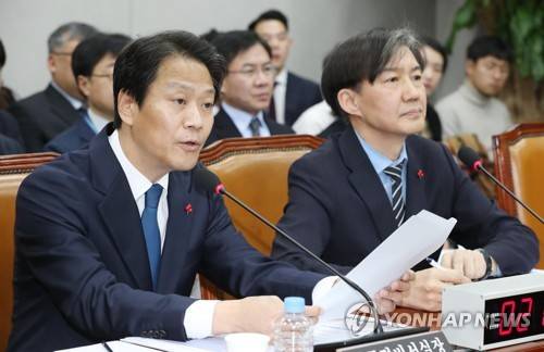 답변하는 임종석 비서실장 (서울=연합뉴스) 김현태 기자 = 임종석 대통령 비서실장이 31일 국회에서 열린 운영위원회에서 위원의 질의에 답하고 있다. 2018.12.31 mtkht@yna.co.kr