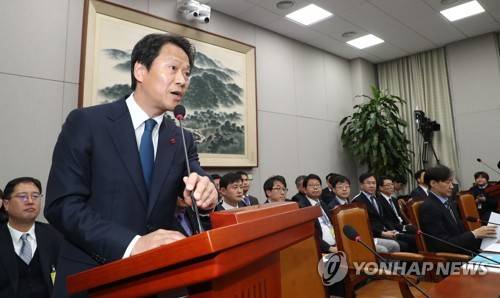 업무보고하는 임종석 비서실장 (서울=연합뉴스) 김주형 기자 = 임종석 대통령 비서실장이 31일 오전 열린 국회 운영위원회 전체회의에서 업무보고를 하고 있다. 2018.12.31 kjhpress@yna.co.kr