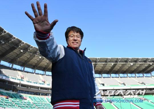 SK 와이번스 류준열 사장이 손가락 다섯개를 펴보이며 V5를 다짐하고 있다. 인천=정재근 기자 cjg@sportschosun.com/2018.12.26/