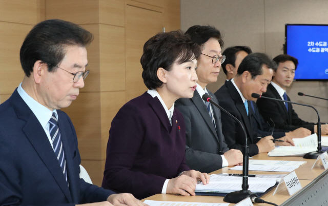 김현미 국토교통부 장관이 지난달 19일 오전 정부서울청사에서 수도권 3기 신도시 입지와 2기 신도시 광역교통개선 대책을 발표하고 있다./연합뉴스