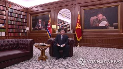 이례적으로 소파에 앉아 신년사 발표하는 김정은 국무위원장 (서울=연합뉴스) 조선중앙TV는 1일 오전 김정은 북한 국무위원장의 신년사 발표를 보도했다. 김정은 위원장은 예전과 달리 올해는 소파에 앉아 신년사를 발표했다. [국내에서만 사용가능. 재배포 금지. For Use Only in the Republic of Korea. No Redistribution] nkphoto@yna.co.kr