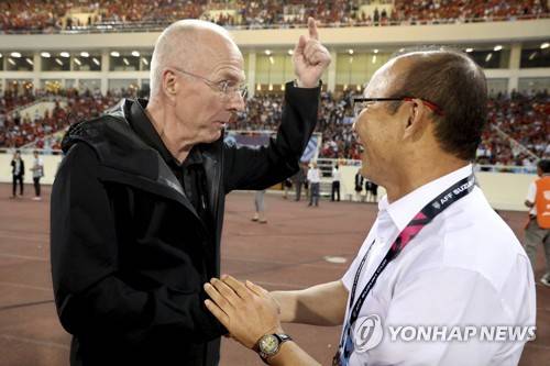 필리핀 대표팀의 스벤 예란 에릭손 감독(왼쪽)과 박항서 베트남 대표팀 감독 [AP=연합뉴스 자료사진]