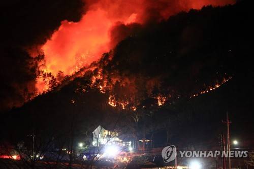 번지는 양양 산불 (양양=연합뉴스) 이종건 기자 = 1일 오후 4시 12분께 강원 양양군 서면 송천리 한 야산에서 난 불이 밤늦게까지 꺼지지 않은 채 마을 주변으로 번지고 있다. 2019.1.1 momo@yna.co.kr