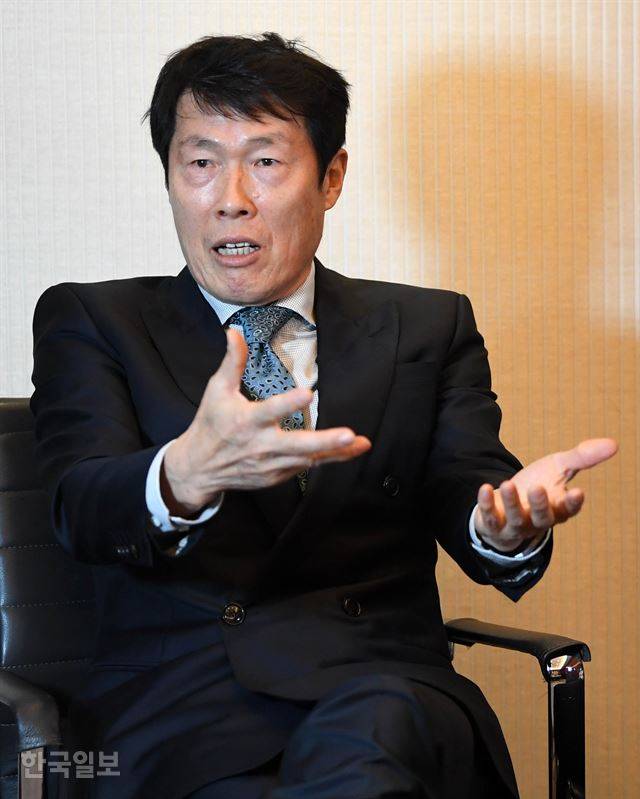 차범근 감독은 러시아 월드컵 독일전 승리를 역사적인 사건으로 꼽았다. 그는 팬들의 사랑을 꾸준히 받기 위해서는 대한축구협회와 축구인 모두가 앞으로 더 노력해야 한다고 강조했다. 서재훈 기자