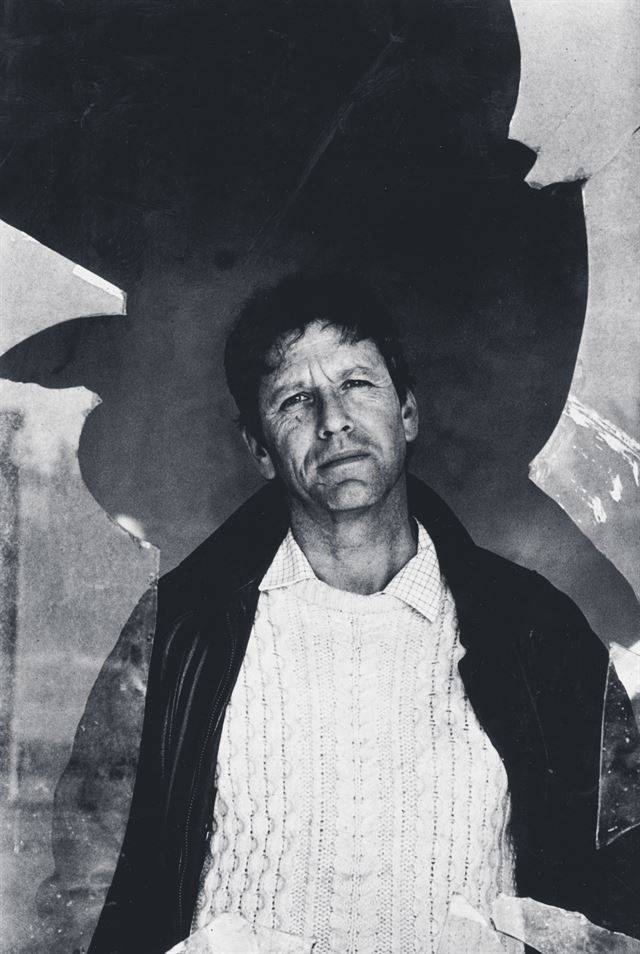 젊은 시절의 아모스 오즈. 예루살렘의 가난한 집안에서 태어난 그는 타인의 허기와 상실, 외로움과 욕망을 자신의 것처럼 여기는 훈련을 통해 현대 히브리 문학 최고의 작가로 성장했다.  한국일보 자료사진