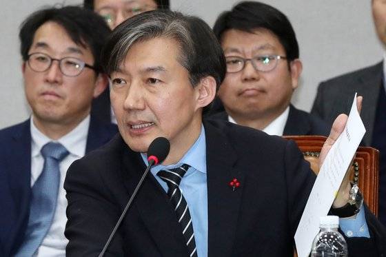 조국 청와대 민정수석이 지난달 31일 국회 운영위원회 전체회의에 출석해 의원들의 질의에 답변하고 있다. 이날 오전 10시에 시작한 운영위는 여·야 공방 속에 해를 넘긴 1일 0시 46분에 끝났다. [뉴스1]