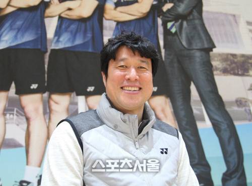 한국 배드민턴 전설 하태권 요넥스 감독이 스포츠서울과 인터뷰를 마친 뒤 기념촬영하고 있다. 이용수기자 purin@soprtsseoul.com