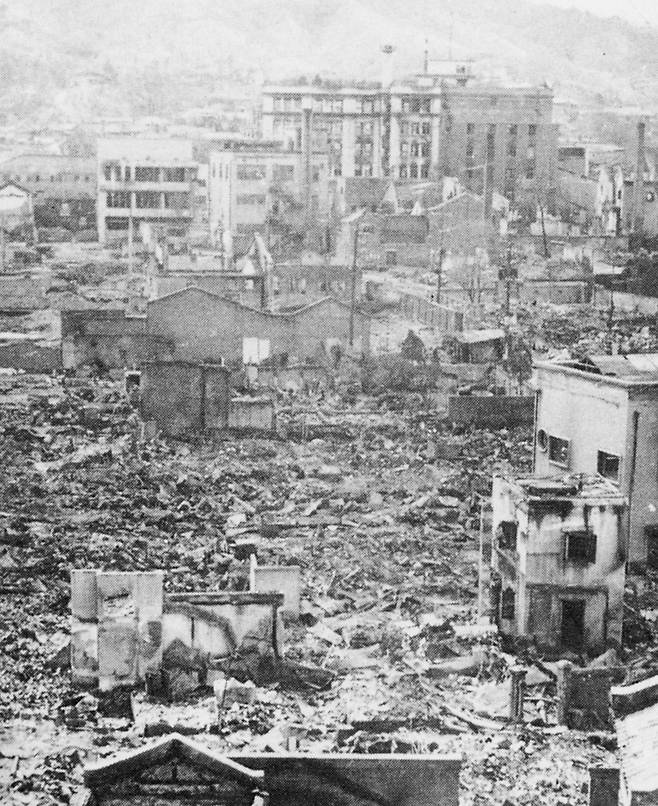 한국전쟁으로 폐허가 된 서울시가지 모습 [중앙포토, 도서 한국전쟁]