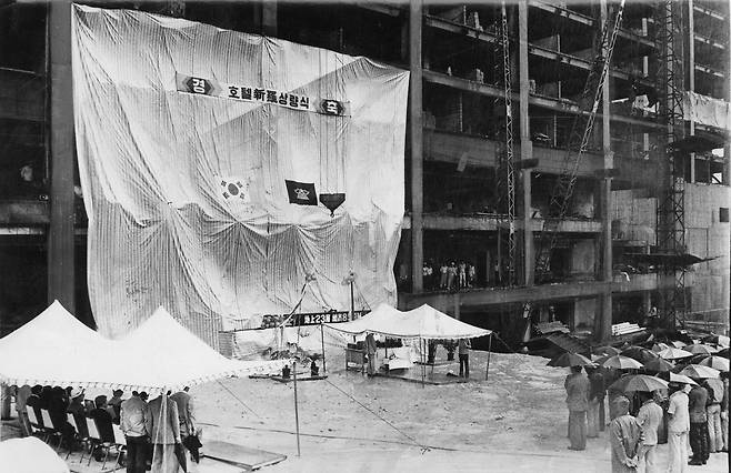 1977년 7월 12일 서울 장충동 신라호텔 3만여평 건설부지에 지상 22층, 지하 3층으로 들어설 호텔 신라 상량식이 열렸다.[중앙포토]