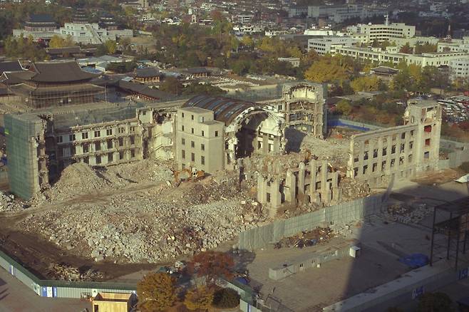 국민소득 1만 달러를 돌파한 1995년 구조선총독부 건물을 철거했다.[중앙포토]