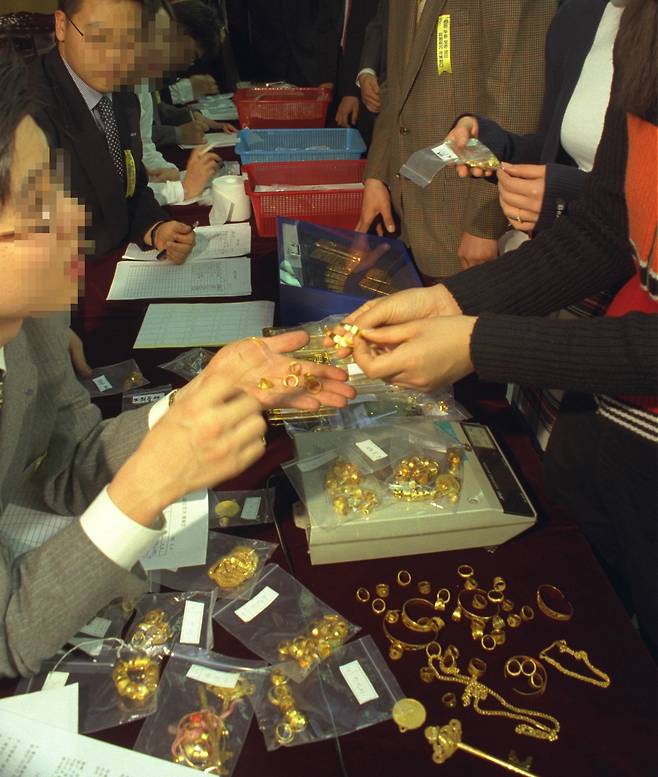 당시 삼성그룹은 전직원을 대상으로 '장롱속 금모으기운동'에 나섰다. 서울 태평로 본관 경영회의실에 마련된 접수창구에 삼성물산 임직원들이 1997년 종무식에 앞서 금붙이를 기탁하는 장면 [중앙포토]