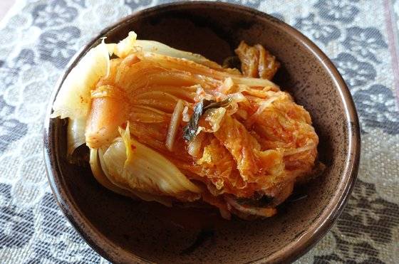 동부 산간지역의 특색 김치인 덤벙김치. 지난해 김장 때 담근 것이다.