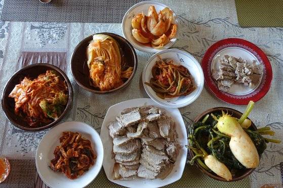 점심상에는 사진에 보이는 것을 포함해 11가지 김치가 나왔다. 왼쪽 아래부터 시계방향으로 무말랭이 김치, 김장 겉절이, 덤벙김치, 양파김치, 고구마줄기김치, 열무김치.