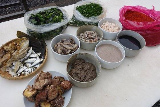 김치 양념에 들어갈 원재료들. 왼쪽 2가지는 육수 뽑을 재료들이다. 가운데 6가지는 젓갈 원물과 간 것, 액젓을 비교해 보여준 것이다.