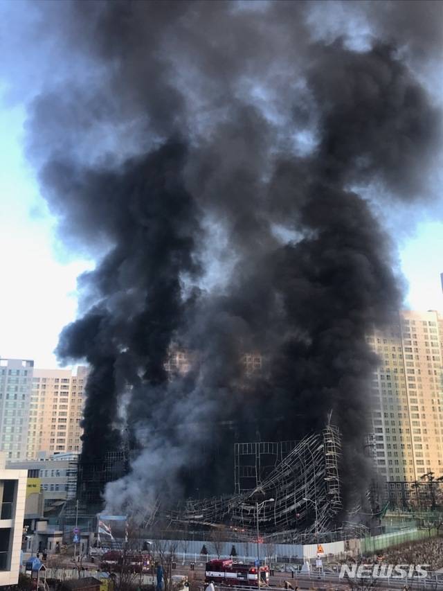 【천안=뉴시스】이종익 기자 = 3일 오전 9시32분께 충남 천안시 서북구 차암동 차암초등학교 증축 공사 현장에서 화재가 발생해 소방당국이 화재진압을 하고 있다.  이날 학생들은 모두 대피한 가운데 현재까지 인명피해는 발생하지 않은 것으로 알려졌다.  2019.01.03. (사진=뉴시스 독자 제공) photo@newsis.com