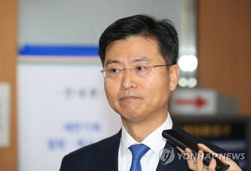 생각에 잠긴 최윤수 (서울=연합뉴스) 한종찬 기자 = 박근혜 정부 시절 국가정보원의 불법사찰 등에 관여한 혐의로 기소된 최윤수 전 국정원 2차장이 3일 오전 서울중앙지법에서 열린 선고 공판을 마친 뒤 취재진 질문을 듣고 있다. 이날 법원은 최 전 차장에게 징역 8개월에 자격정지 1년, 집행유예 2년을 선고했다.  saba@yna.co.kr