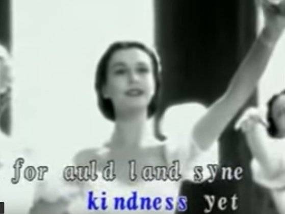 영화 '애수'에서 '올드 랭 사인'에 맞춰 춤을 추는 주인공 역의 비비안 리. [유튜브 캡처]