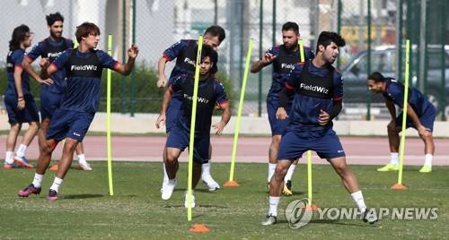 카타르 축구대표팀 선수들이 지난해 12월 22일 카타르 도하에서 2019 아시안컵 대비 훈련을 하고 있다. [AFP=연합뉴스]