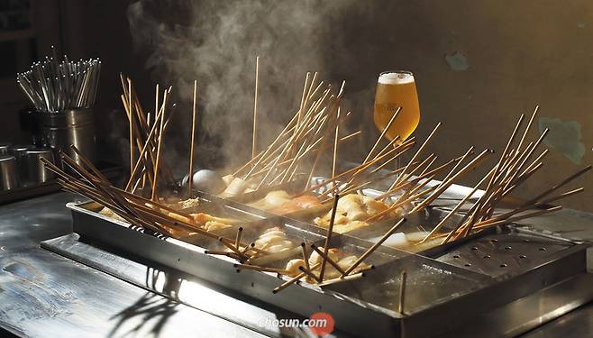 추운 겨울에 호호 불어먹는 쫄깃한 어묵과 뜨끈한 국물처럼 맛있는 게 있을까. 어묵 맛 좋기로 이름난 부산에선 어묵을 더 맛있고 재밌게 즐기며 추위를 잊을 수 있다. 부산 대연동의 ‘미소오뎅’은 부산 사람들이 추천한 어묵 맛집 중 하나. 겨울 밤 오뎅바에 옹기종기 둘러앉아 어묵 꼬치에 술 한 잔 기울이기 좋다. /양수열 영상미디어 기자