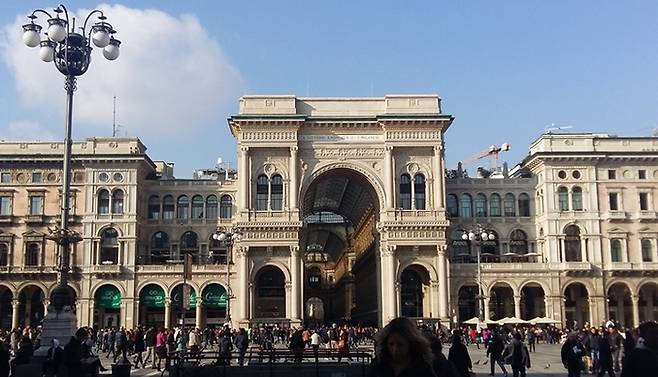 두오모 광장에서 바라본 비토리오 에마누엘레 2세 갤러리아의 입구