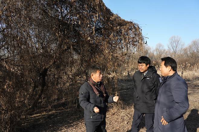 박평수(왼쪽) 한강유역네트워크 운영위원과 염형철(가운데) 사회적협동조합 한강 대표, 윤용석(오른쪽) 고양시의원이 지난 3일 경기 고양시 장항습지의 생태계 훼손 현장을 둘러보고 있다.