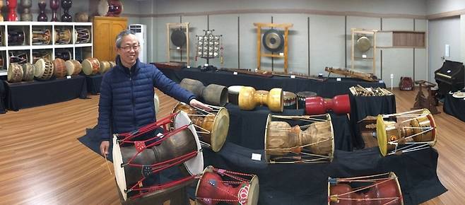 전통타악그룹 굿의 한기복 대표가 지난 3일 ‘장구 이야기’ 전시장에서 옛 장구를 치며 소리를 비교해 설명하고 있다. 사진 송인걸 기자