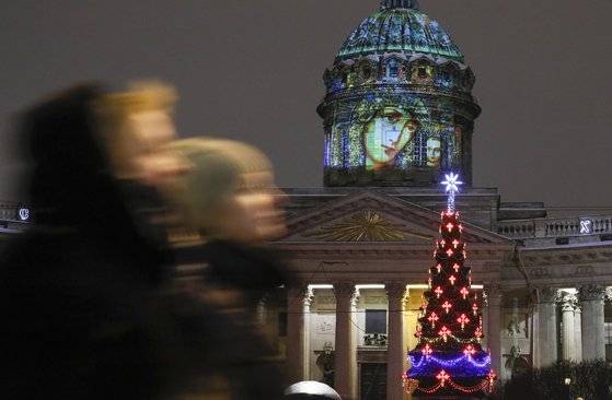 7일(현지시간) 러시아 상트페테르부르그의 카잔 성당에 정교회 성탄절 장식이 꾸며져 있다. [AP=연합뉴스]