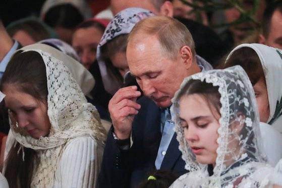 블라디미르 푸틴 러이아 대통령이 6일(현지시간) 상트페테르부르그 한 성당에서 성탄전야 미사를 올리고 있다. [타스=연합뉴스]