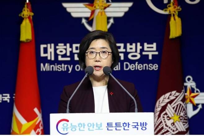 한국과 일본이 우리 해군의 북한 선박 구조 과정에서 발생한 레이더 가동 문제로 엇갈린 주장을 펼치고 있는 가운데 28일 서울 용산구 국방부에서 최현수 국방부 대변인이 일본의 일방적인 초계기 동영상 공개에 대해 유감을 표명하고 있다. (사진=연합뉴스)