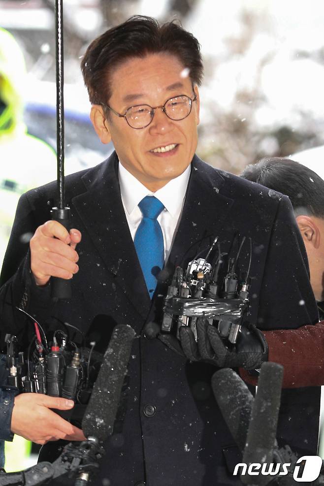 이재명 경기도지사가 24일 오전 경기도 성남시 수원지방검찰청 성남지청에 피의자 신분으로 출석하던 중 취재진들의 질문에 답하고 있다. 이 지사는 성남시장이던 지난 2012년 당시 보건소장 등 시 소속 공무원들에게 친형에 대한 강제입원을 지시하는 등 혐의를 받고 있다. 2018.11.24/뉴스1 © News1 성동훈 기자