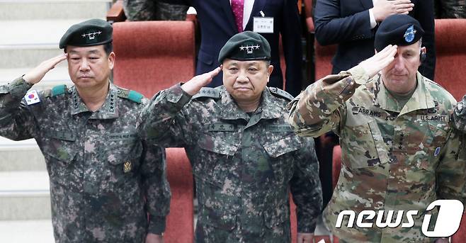 김운용 초대 지상작전사령관(왼쪽부터), 박한기 합참의장, 로버트 에이브럼스 한미연합사령관이 9일 오전 경기도 용인시 처인구 지작사 대강당에서 열린 육군 지상작전사령부 창설식에서 경례를 하고 있다. 2019.1.9/뉴스1 © News1 오장환 기자