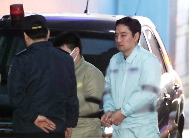 수의 차림의 강용석 변호사가 9일 자신의 항소심 재판에 출석하기 위해 서울중앙지법 법정으로 이동하고 있다. /연합뉴스